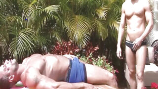 Alex Adams se fait sodomiser à cru en plein air avant d'avaler une énorme éjaculation.