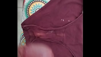 corrida en bragas de mi mujer 156