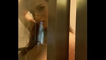 Elva unter der Dusche &ndash_ hei&szlig_, nass &amp_ bereit von hinten