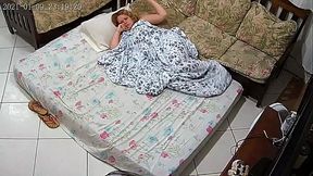 Flagrei Melissa Alecxander batendo uma siririca debaixo da coberta