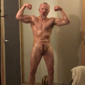 Verbal bodybuilder Daddy with big dick shows off, flexes muscles, oils up and jerks off