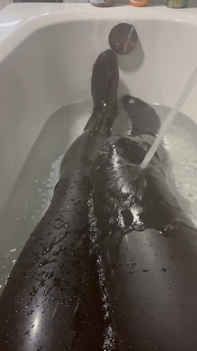 Bathing in latex! Simply an indescribable feeling!&lt;br /&gt;
The hot water makes me sweat extremely. The sweat has collected nicely in the closed catsuit! Simply awesome!