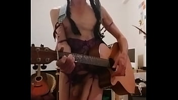 Je joue de la guitare et chante en body mauve et cul &agrave_ l'_air !!