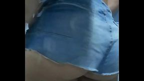 Casado dan&ccedil_ando com shortinho da esposa