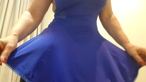 danca sensual com camisola azul e rebolando seu bumbum