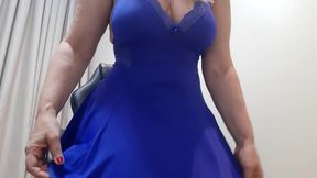 danca sensual com camisola azul e rebolando seu bumbum