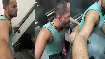 Machos surpreendidos fazendo sexo no elevador.