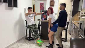 mi amigo me presto a su novia para bailar con ella perreo y le frote mi polla en su culo al frente de su novio que es mi amigo