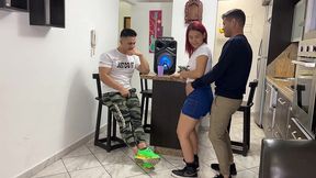 mi amigo me presto a su novia para bailar con ella perreo y le frote mi polla en su culo al frente de su novio que es mi amigo