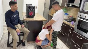 mi amigo me presto a su novia para bailar con ella perreo y le frote mi polla en su culo al frente de su novio que es mi amigo