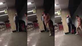 fiz pegacao na plataforma do metro em publico