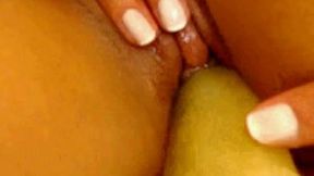 Juggy girl shows her ass close up for the cam and plays with a dildo