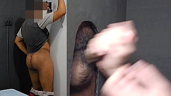 Trabalhador da bunda grande e pau gostoso veio aliviar o estresse no meu GloryHole ap&oacute_s o trabalho!