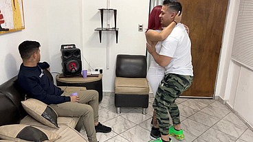 Que Rico es Bailar con La Esposa de mi Amigo y Frotarle mi Polla por su Culo al frente de su Marido
