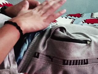 LE PONES UNA CÁMARA A TU NOVIO Y SE MASTURBA VIENDO PORNO