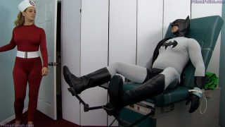 Jururawat cosplayer mengambil batang besar Batman