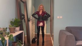 Goddess in latex teases you