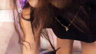 Hot MILF Uses Dildo to Satisfyingly Explore her Pussy