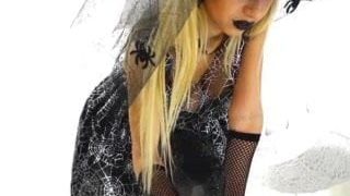 Prachtige heksen-cosplayer die zich uitkleedt voor de camera