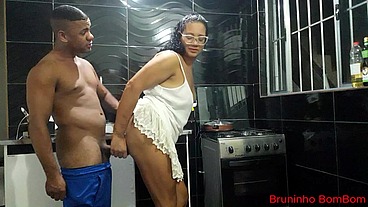 Sexo na cozinha com a irmã da minha mulher
