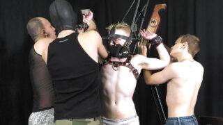 Terikat gay hunks dikuasai dan tdk berpelana fucked dalam sengit BDSM sesi kumpulan