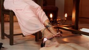 Lady Khaleesi Is Reading A Book And Use Her Servant To Lick Dirty Feet - Full - Russian Language