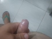 O batom de boca da esposa deixou o pau macio e cremoso.