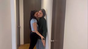 Mi jefa y yo nos tocamos en la reunion de la oficina, ella me dio lengua muy rico!