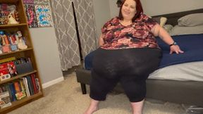CeliaBBW Strips Down and Gets on All Fours - MP4