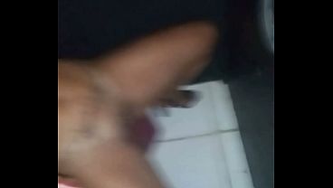 Estava t&atilde_o gostoso foder pelo buraco do gloryhole que n&atilde_o aguentei e fui dar na cabine dele.