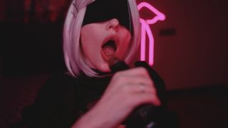 2B من Nier: Automata Cosplayer يعطي مصًا افتراضيًا لقضيب أسود كبير