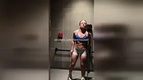 18yo college gets creampied during live gym session