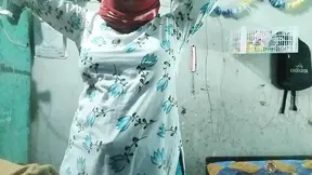 Ol'ide bhabhi gets her cunt stuffed with oil and applies tel on her rear,