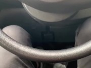 【車内】青年がデカちんぽをシゴく | 他の車が通る中でオナニー