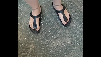 Birkenstocks und Nylonf&uuml_sse im Treppenhaus