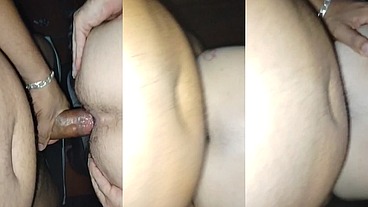 Levando leitada na cabine pornô