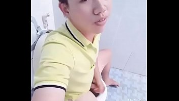 Đang đi l&agrave_m , nứng qu&aacute_ v&agrave_o WC suck lun