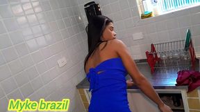 angel marques estava na cozinha dando uma geral na pia e seu namorado chega de pau duro e ela fas aquele boquete e depois vai para o quarto e ganha aquela gosada nas telas