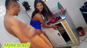 angel marques estava na cozinha dando uma geral na pia e seu namorado chega de pau duro e ela fas aquele boquete e depois vai para o quarto e ganha aquela gosada nas telas