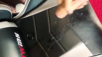 Eu marco meu territ&oacute_rio na cadeira de um cara faminto por meu leite e minha pica gostosa