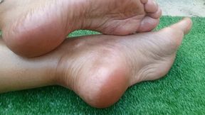 Roxan modeling her wrinkled soles and pronounced arches (3)