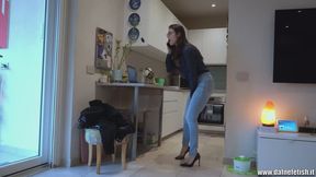 Laura scorreggia e si piscia addosso - Laura farts and wets herself