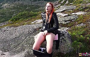 The girl decided to relax, masturbate her and get an orgasm high in the mountains!