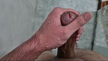 GOZANDO GOSTOSO NO BANHO