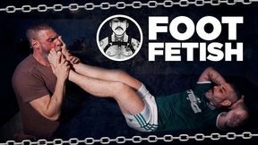 COMING FROM FOOTBALL WITH SWEATY FEET - FOOT FETISH - SMELL OF FEET - SMELLING THE FEET - DADDY - DADDYS - TATTOOED MAN