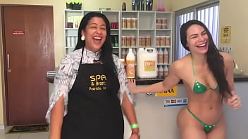 Rayssa Texeira Melo  LINDA, PERFEITA, TOp e Topissima  Biquini de fita adesiva no seu corpo