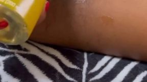 morena maniatica se introduce un pote en su cono