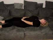 Selbstbefriedigung masturbieren Couch multiple orgasmen stöhnen zittern zucken Fingern Klitoris