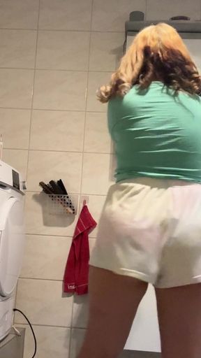 I Have a Beautiful Figure and Beautiful Hair, I Dance and Show off My Figure!