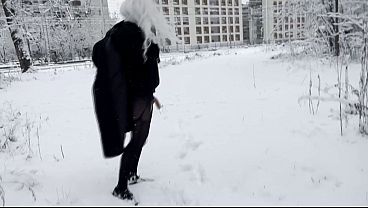 AMATEUR TRANS IN SNOW - PERVERT TRAIN DICK FLASH